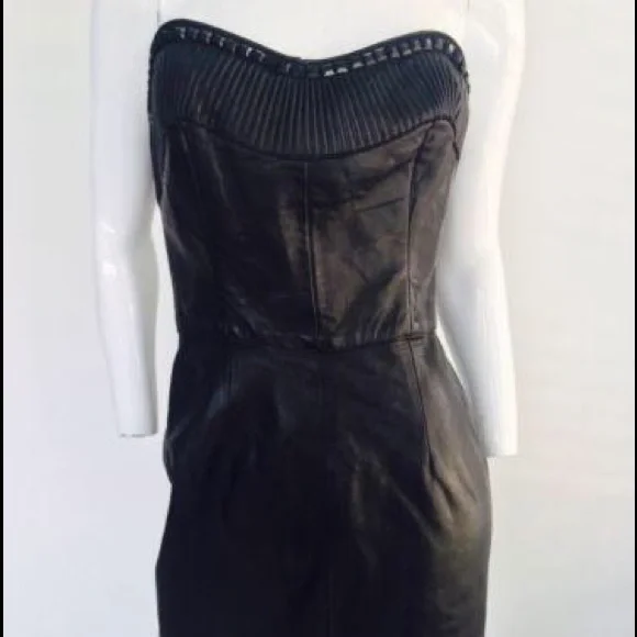Black leather  strapless dress. 

Features a sweetheart plunge cleavage. - Picture 3 of 11